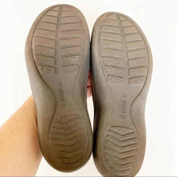 Crocs Ballet Flat Floral Button Taupe Color Rubber Shoes Size 9 - Picture 5 of 6